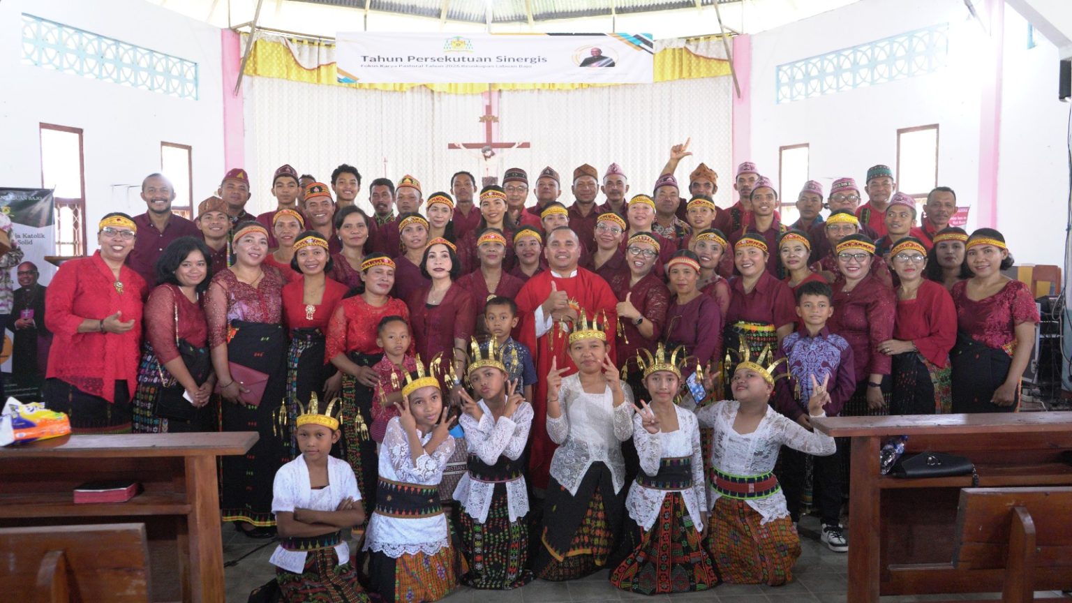 Foto bersama Gereja Santa Theresia Dari Kanak kanak Yesus Merombok gerejakatolikmerombok.org