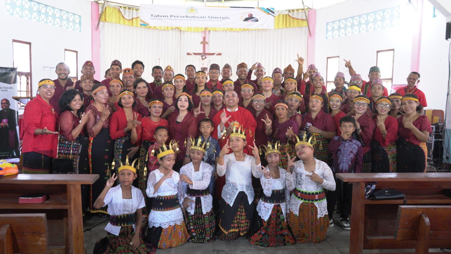 Foto bersama Setelah Misa Gereja Santa Theresia Dari Kanak kanak Yesus Merombok gerejakatolikmerombok.org