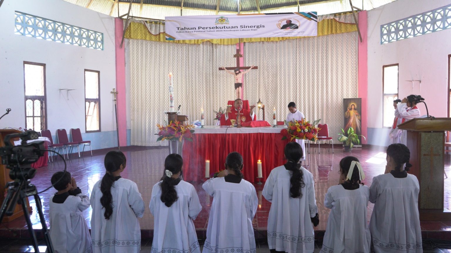 Sebelum menyambut komuni Gereja Santa Theresia Dari Kanak kanak Yesus Merombok gerejakatolikmerombok.org