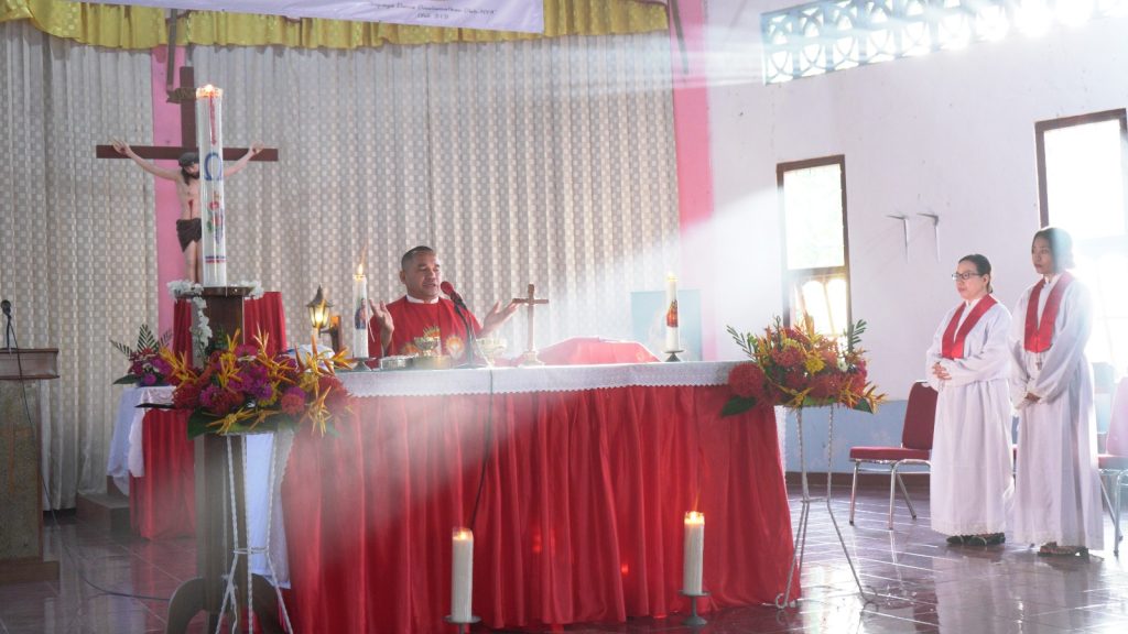 Sunlight yang Menyatukan Pesan Roh Kudus Menggema dalam Misa Pentakosta di Paroki Merombok