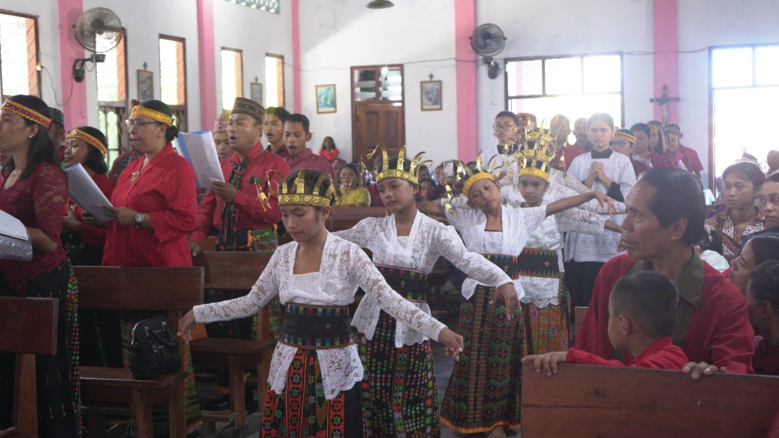 Tarian dalam pembukaan misa di Gereja Santa Theresia Dari Kanak kanak Yesus Merombok gerejakatolikmerombok.org