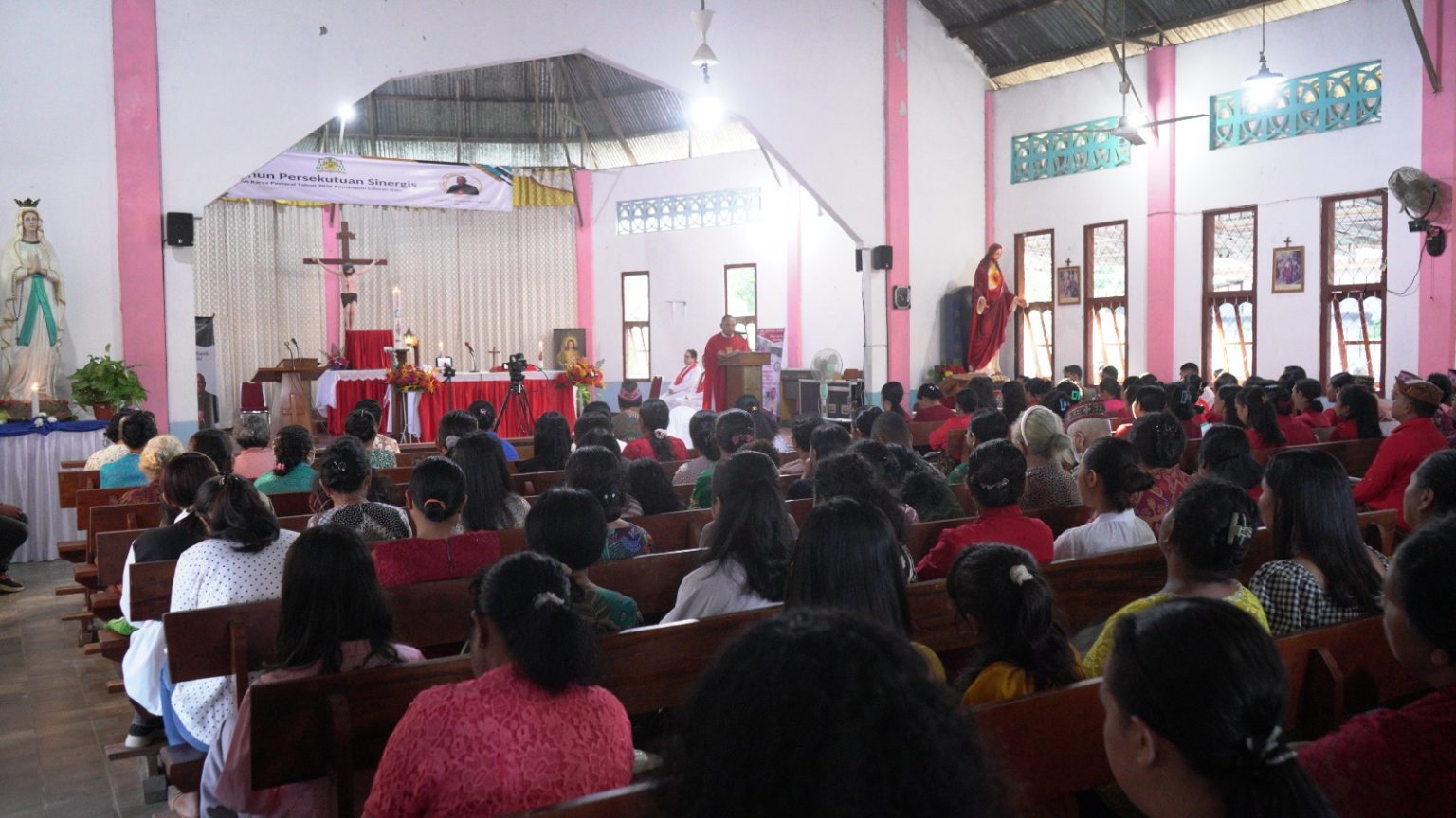 Umat tampak dari belakang dalam perayaan misa ekaristi Gereja Santa Theresia Dari Kanak kanak Yesus Merombok gerejakatolikmerombok.org