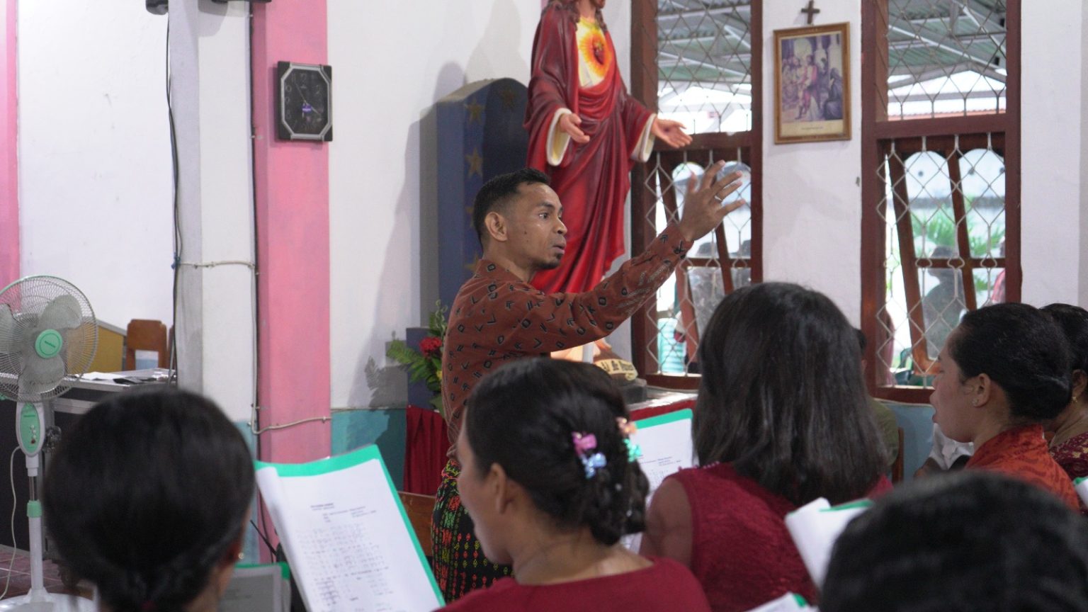 dirigen koor Gereja Santa Theresia Dari Kanak kanak Yesus Merombok gerejakatolikmerombok.org