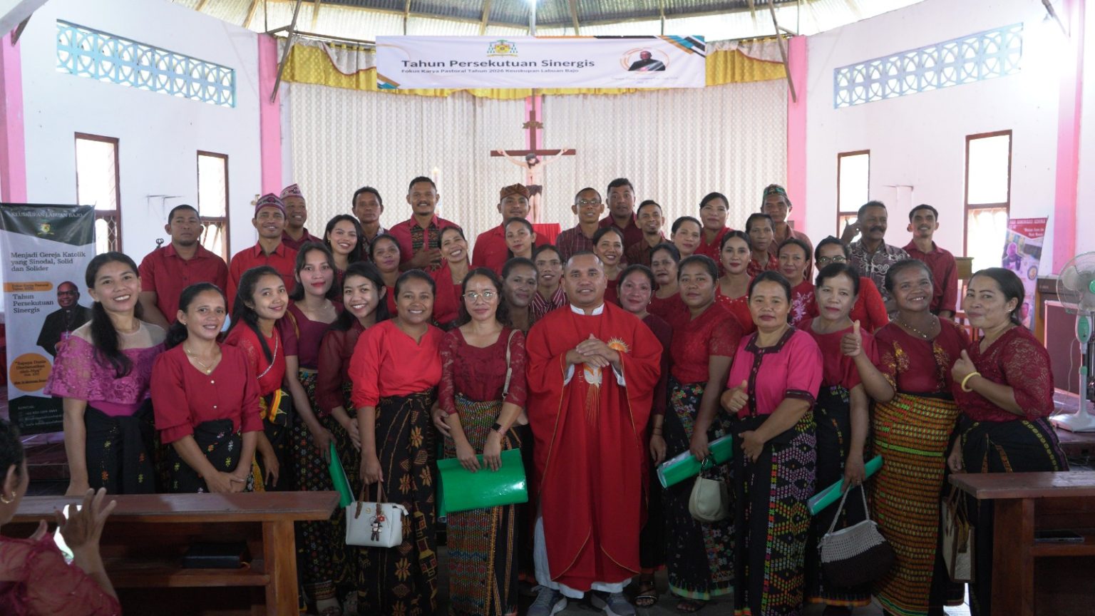 foto bersama dengan umat Gereja Santa Theresia Dari Kanak kanak Yesus Merombok gerejakatolikmerombok.org