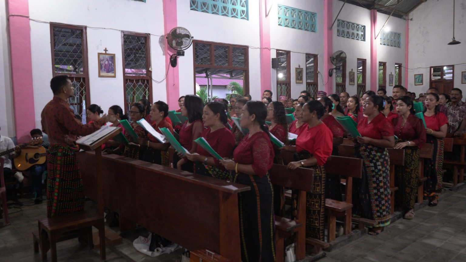 koor gereja tampak dari depan Gereja Santa Theresia Dari Kanak kanak Yesus Merombok gerejakatolikmerombok.org