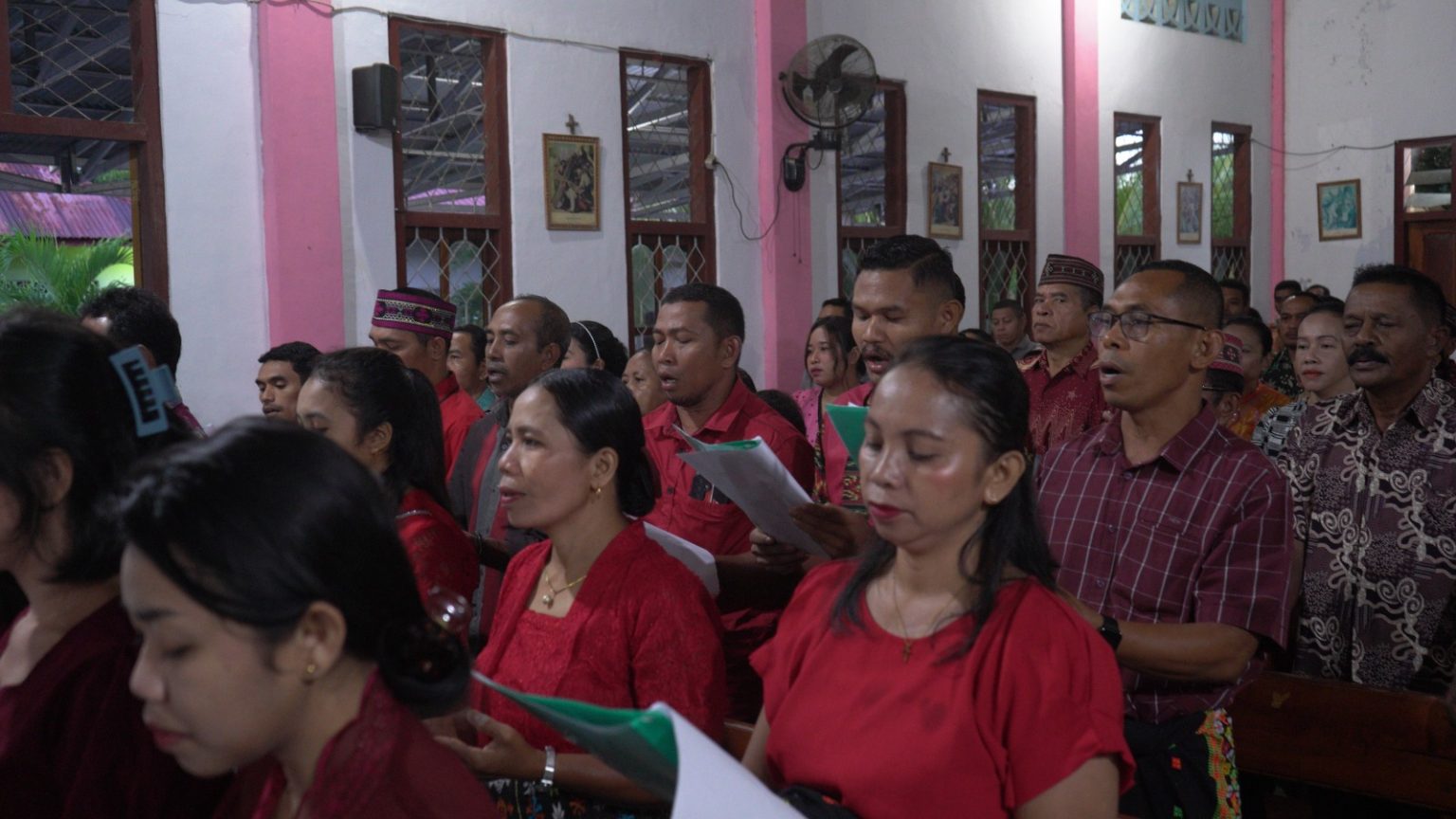 koor pada misa ekaristi Gereja Santa Theresia Dari Kanak kanak Yesus Merombok gerejakatolikmerombok.org
