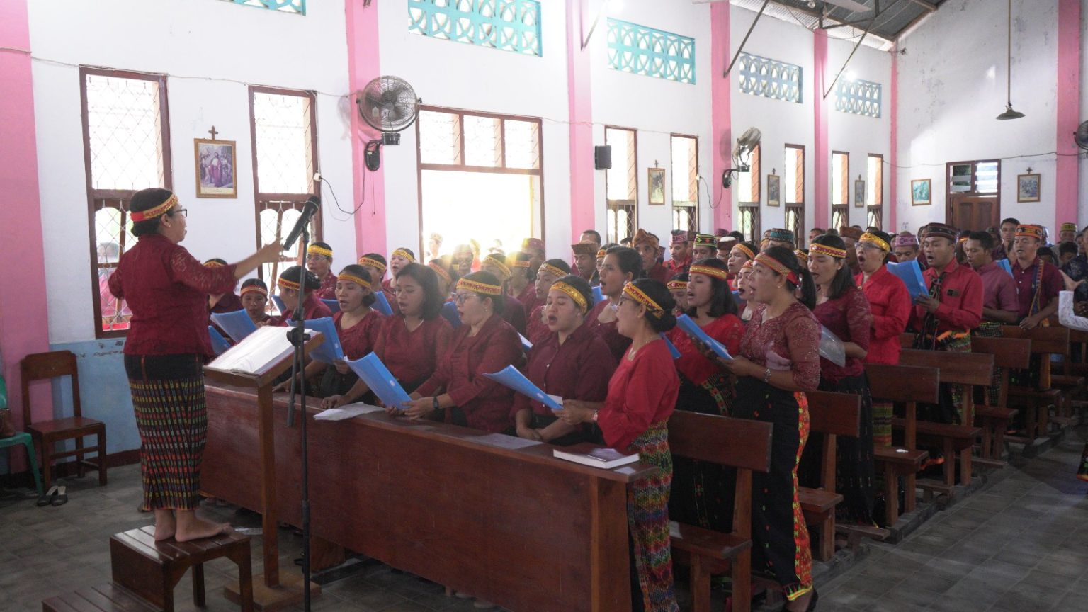 koor tampak dari depan Gereja Santa Theresia Dari Kanak kanak Yesus Merombok gerejakatolikmerombok.org