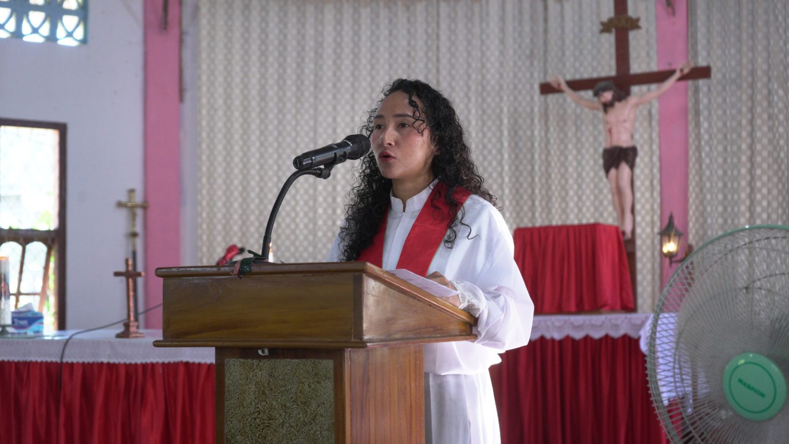 lektris dalam misa gereja katolik merombok Gereja Santa Theresia Dari Kanak kanak Yesus Merombok gerejakatolikmerombok.org