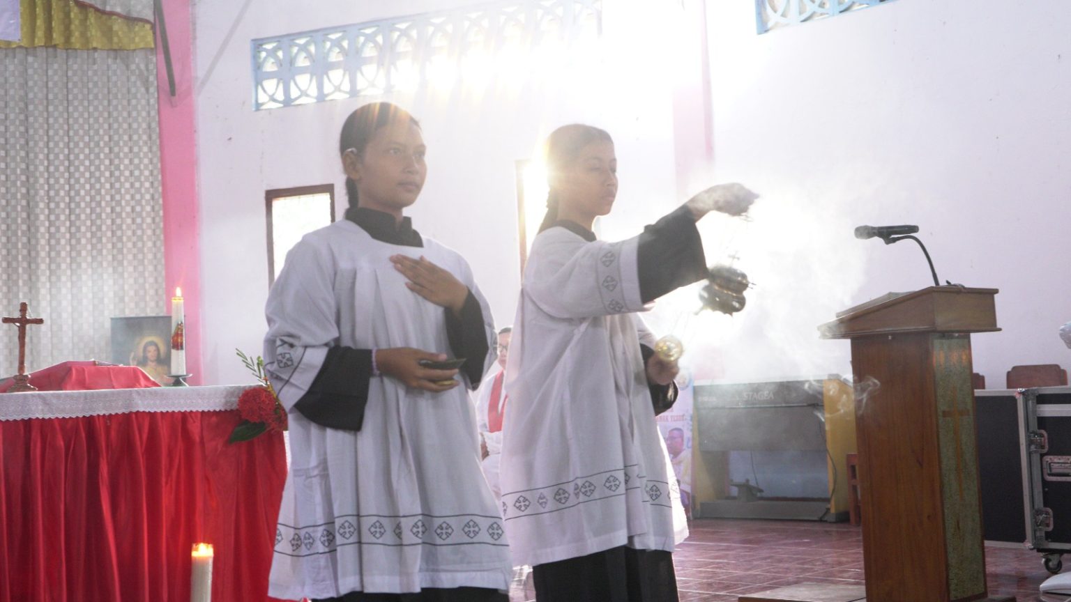 misdinar memberikan simbolik berkat keapda umat dalam perayaan misa ekaristi Gereja Santa Theresia Dari Kanak kanak Yesus Merombok gerejakatolikmerombok.org