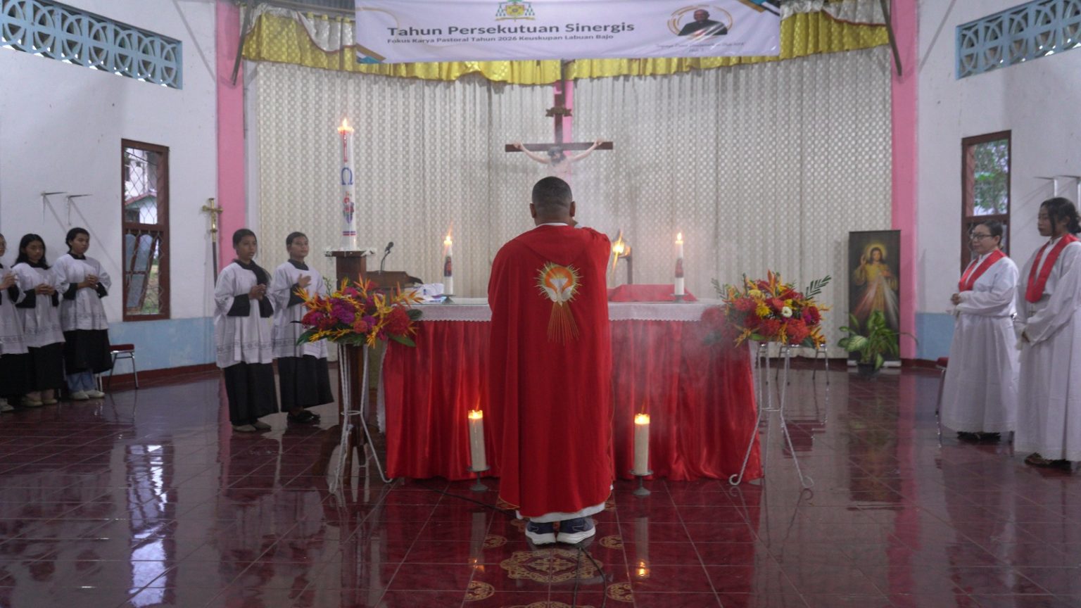pastor paroki memberkati altar misa ekaristi Gereja Santa Theresia Dari Kanak kanak Yesus Merombok gerejakatolikmerombok.org