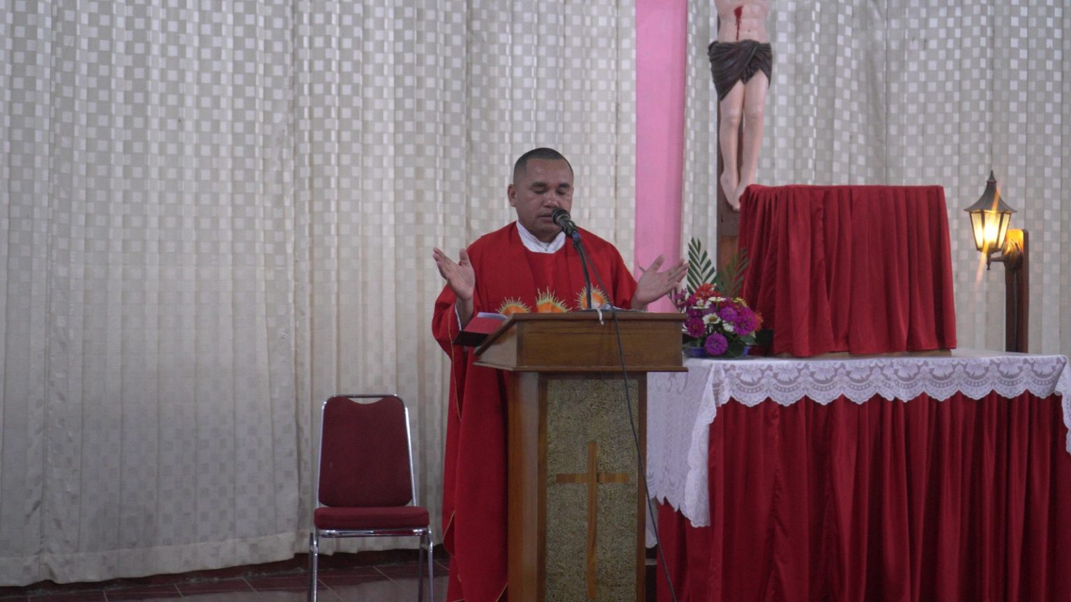 pastor paroki membuka misa ekaristi Gereja Santa Theresia Dari Kanak kanak Yesus Merombok gerejakatolikmerombok.org