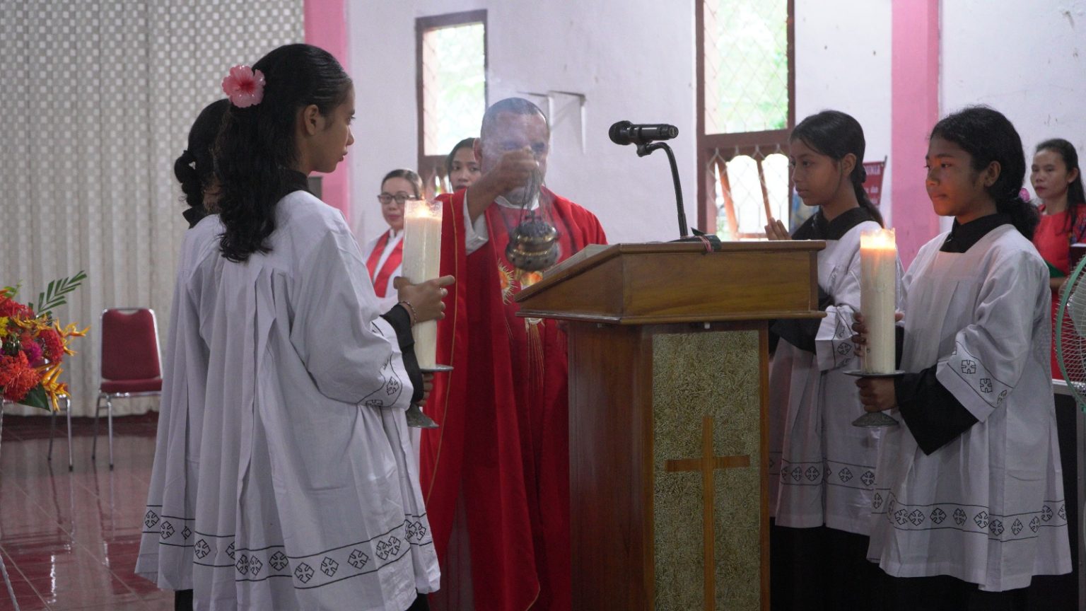 pembacaan bacaan injil Gereja Santa Theresia Dari Kanak kanak Yesus Merombok gerejakatolikmerombok.org