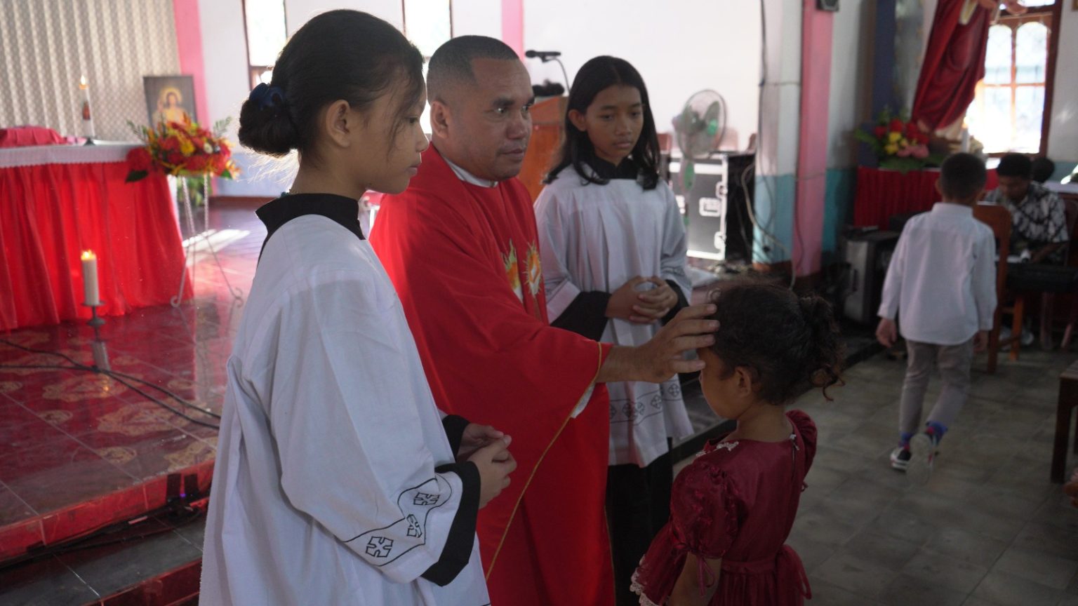 pemberkatan anak Gereja Santa Theresia Dari Kanak kanak Yesus Merombok gerejakatolikmerombok.org