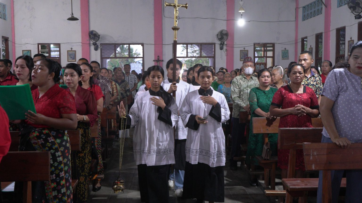 pembukan misa ekaristi Gereja Santa Theresia Dari Kanak kanak Yesus Merombok gerejakatolikmerombok.org