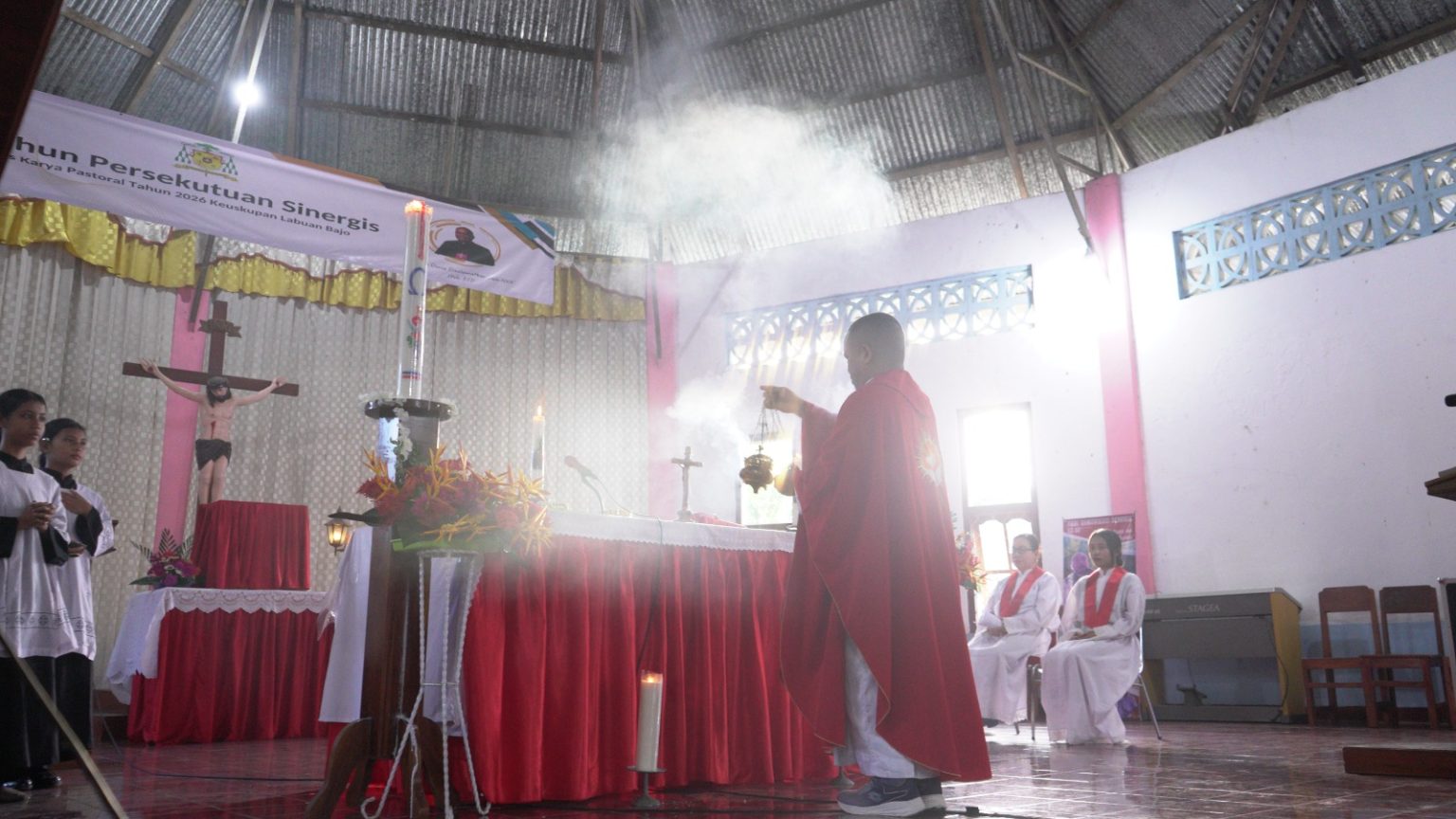 perayaan misa ekaristi Gereja Santa Theresia Dari Kanak kanak Yesus Merombok gerejakatolikmerombok.org