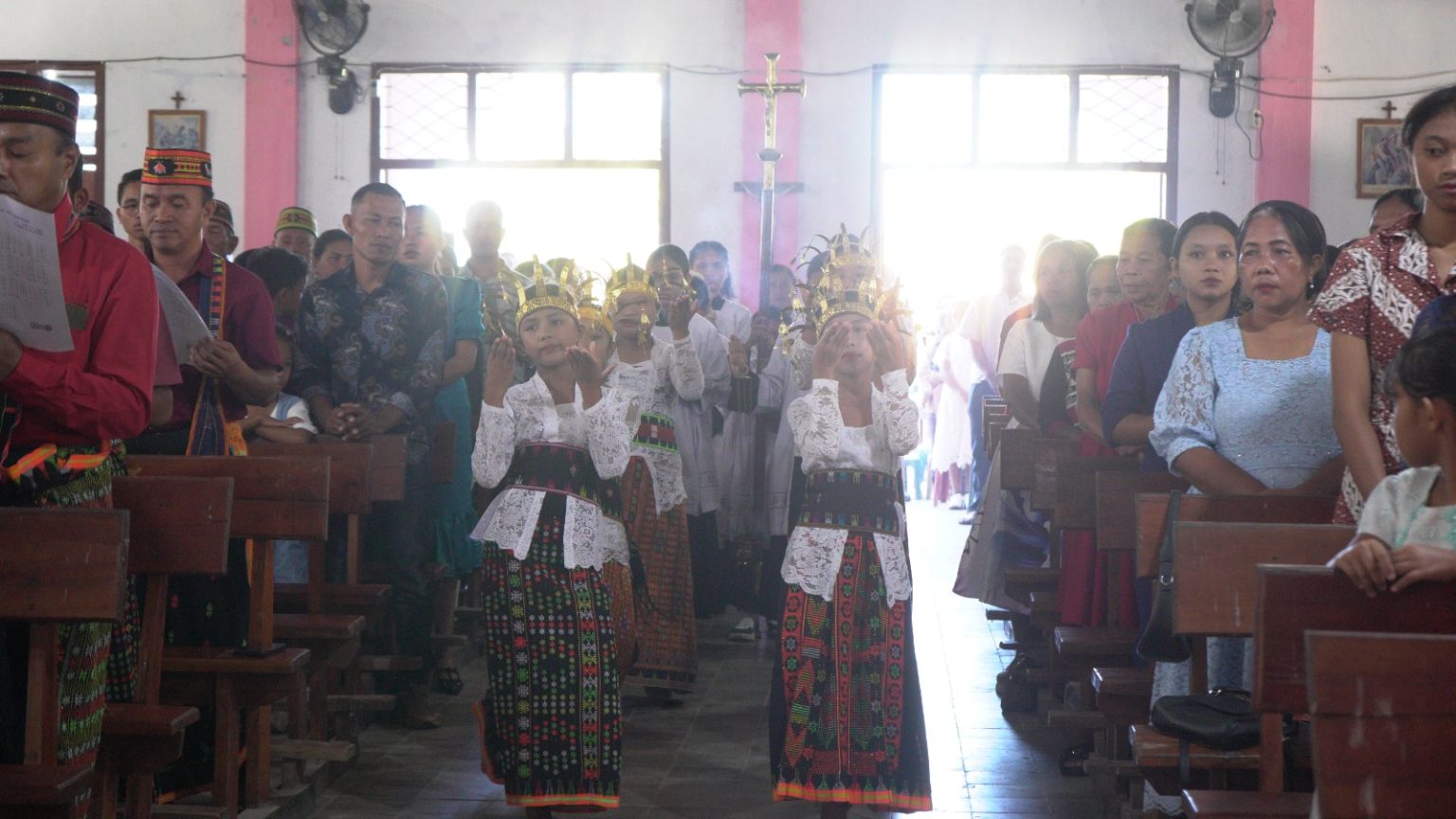 tarian dalam misa ekaristi Gereja Santa Theresia Dari Kanak kanak Yesus Merombok gerejakatolikmerombok.org