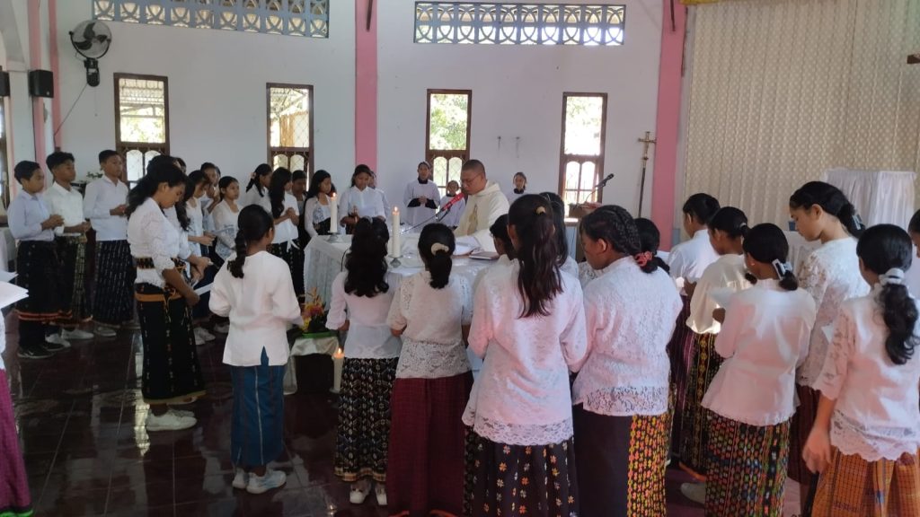 Dilantik pada Hari Raya Tubuh dan Darah Kristus Putra Putri Altar Diajak Menjadi Penjaga Ekaristi Dilantik pada Hari Raya Tubuh dan Darah Kristus Putra Putri Altar Diajak Menjadi Penjaga Ekaristi