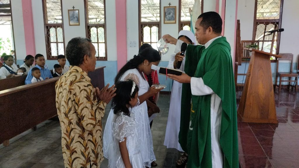 Menanti 14 Tahun Maria Destefani Limba Akhirnya Diterima dalam Gereja Katolik Bersama Putrinya