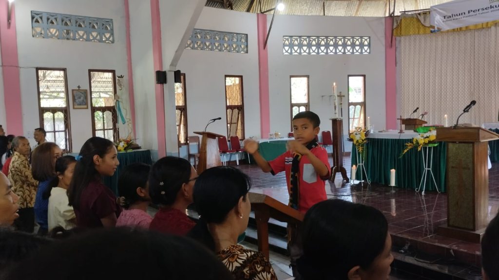 Talenta Tak Mengenal Usia Klaudio Saputra Mado Dirigen Cilik yang Pimpin Koor Dewasa dengan Percaya Diri