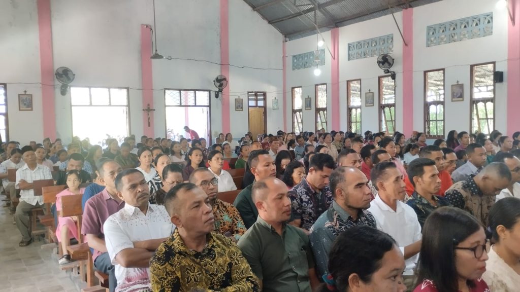 Lantunan Merdu Koor Depag Mabar dan Program Naring Mori Kelegaan di Tengah Beban Hidup Lantunan Merdu Koor Depag Mabar dan Program Naring Mori Kelegaan di Tengah Beban Hidup